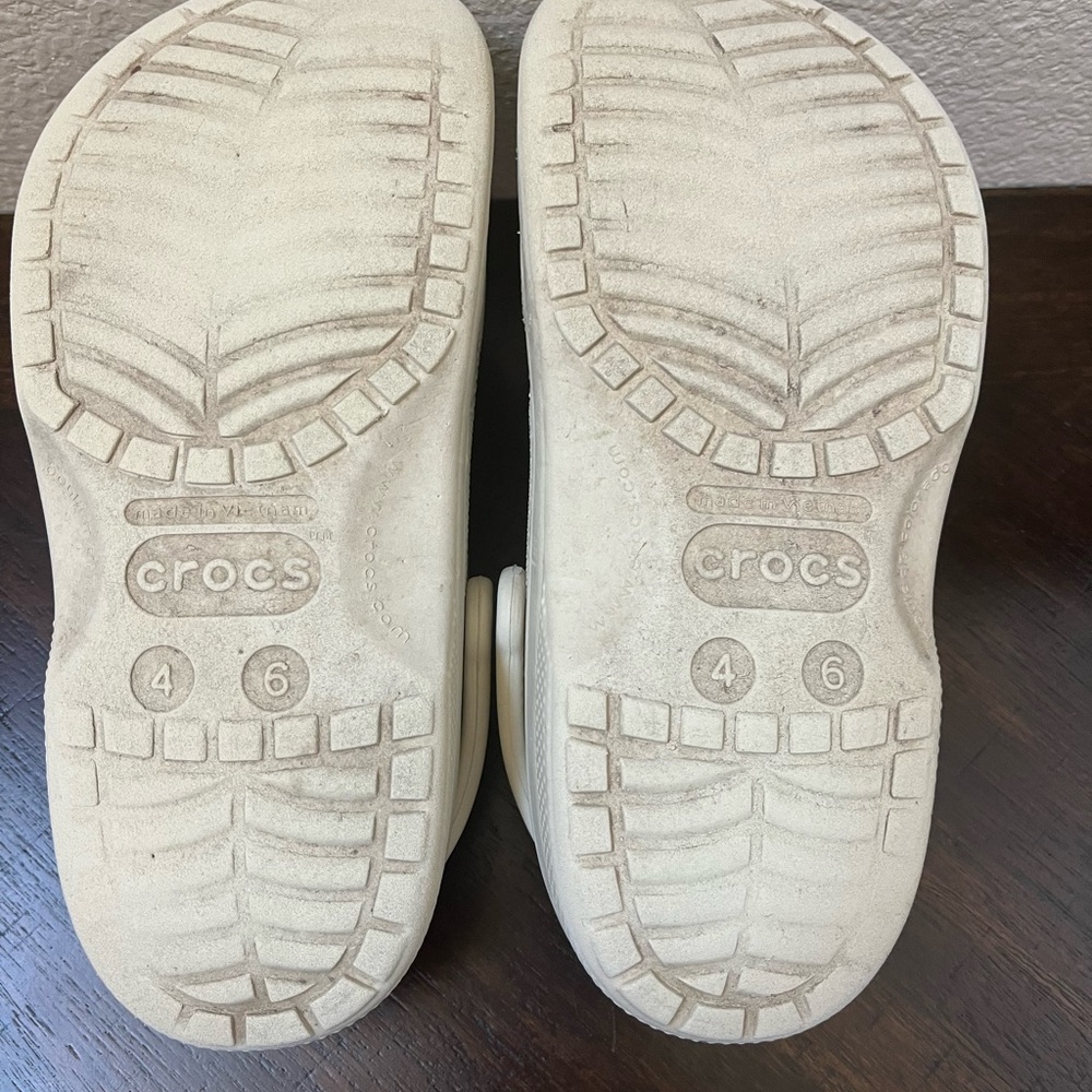 Pre-loved Crocs - Picture 9 of 9